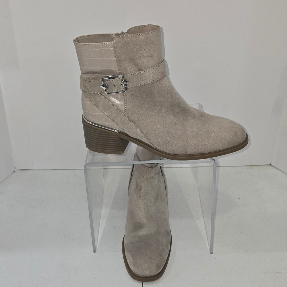 Liz Claiborne Emberly Taupe Faux Suede Croc Ankle Boots Memory Foam 9M 100-3550